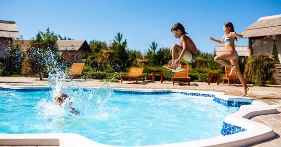 відпочинок біля басейну