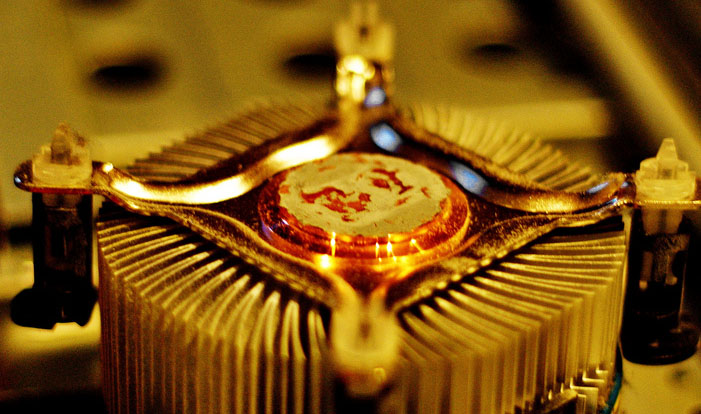 Остатки термопасти на радіаторі