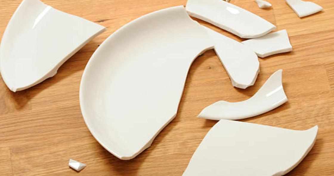 Тарілка на підлозі, розбита вщент