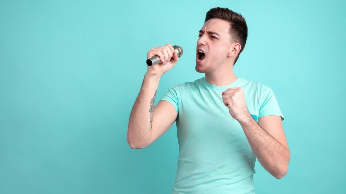 Хлопець з мікрофоном у руках