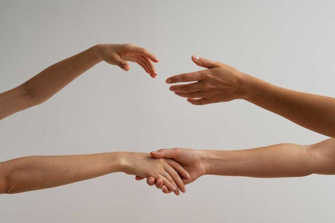 Люди тримаються за руки