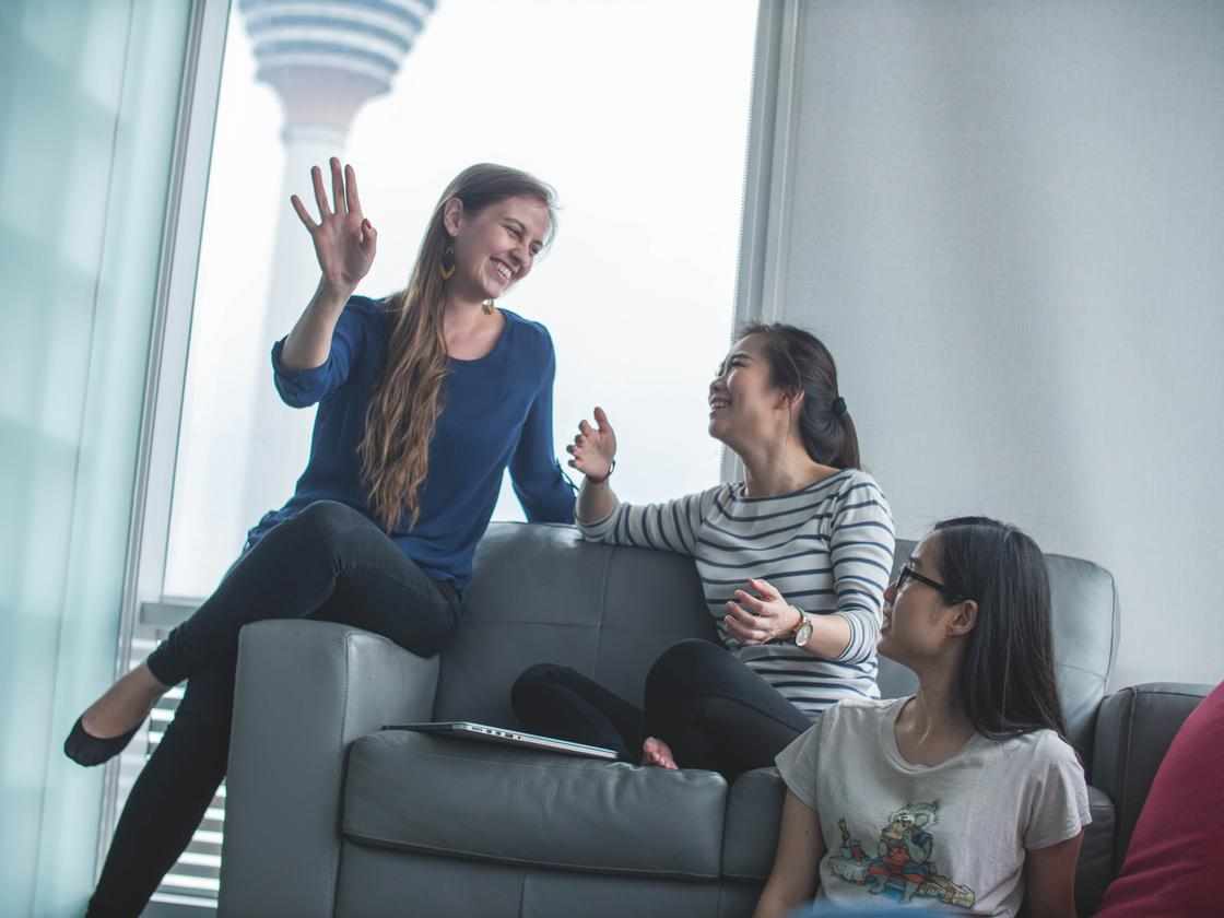 Дівчата спілкуються