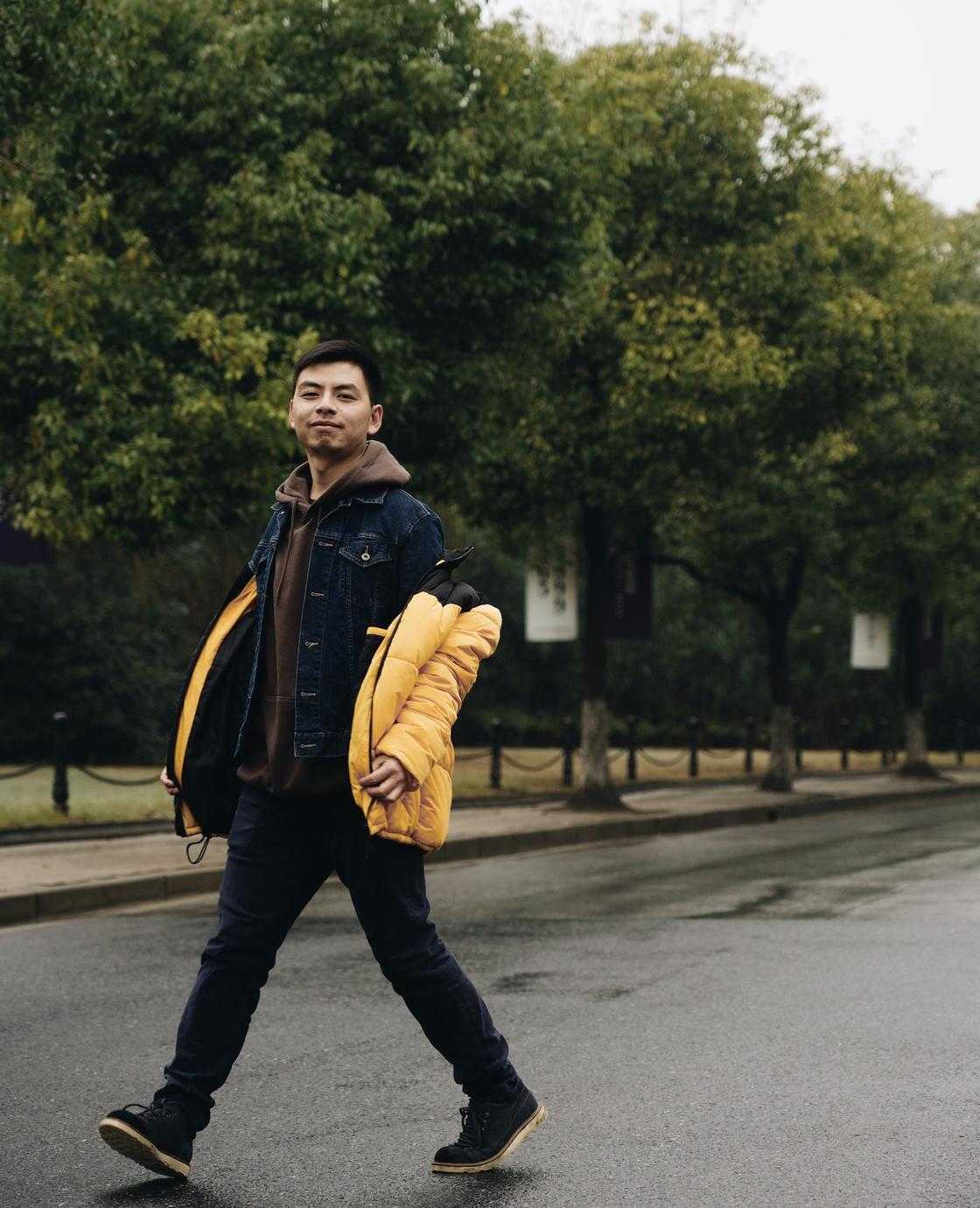 Хлопець на прогулянці