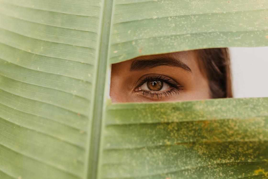 Дівчина дивиться крізь аркуш